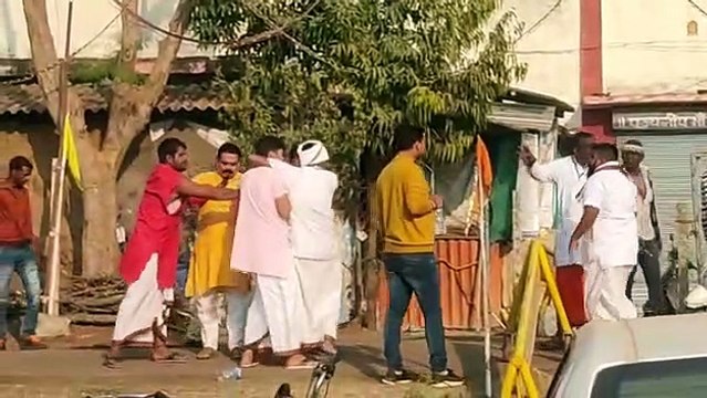 बीजेपी के पूर्व अध्यक्ष और बेटे से सरेआम मारपीट, वीडियो वायरल