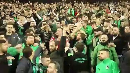 Depremzedeler için düzenlenen dostluk maçında ortalık karıştı