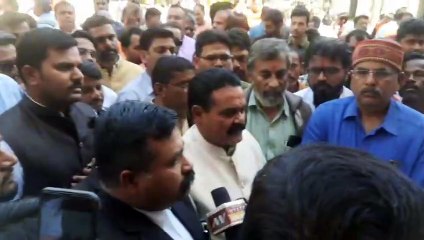 बीजेपी के पूर्व अध्यक्ष और बेटे से सरेआम मारपीट, वीडियो वायरल