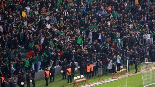 Depremzedeler için düzenlenen maçta kavga! Olaylı derbiye polis müdahale etti