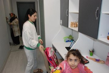 KALDIĞI YURDA DEPREMZEDE OLARAK AİLESİYLE GELDİ