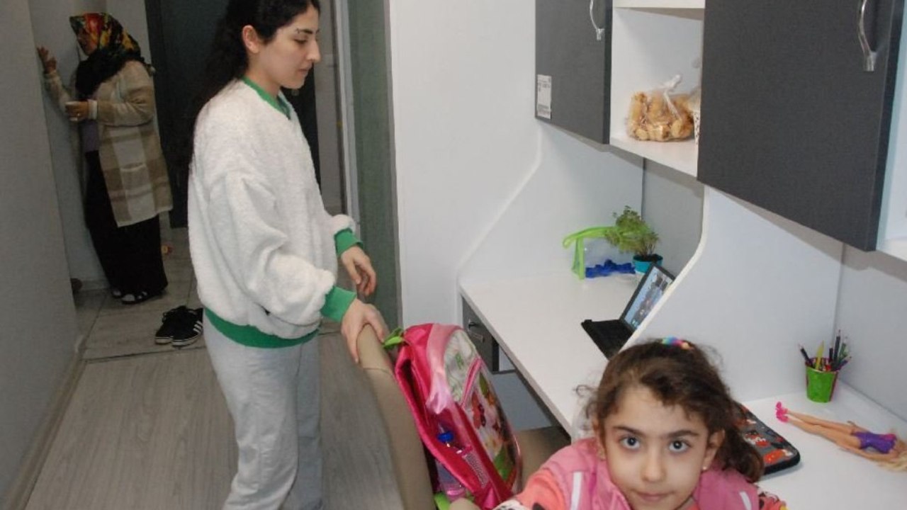 Öğrenci olarak kaldığı yurda, depremzede ailesiyle birlikte döndü