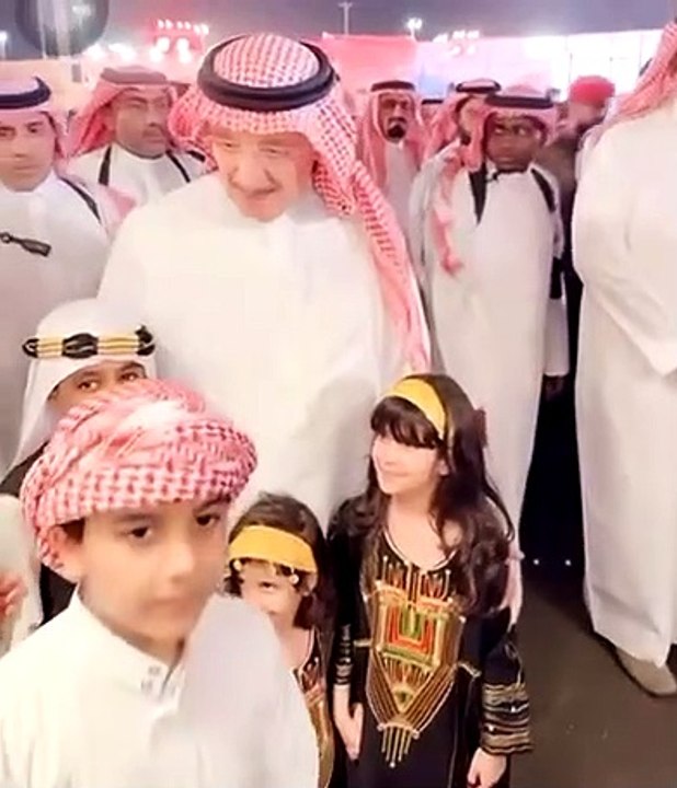 "الصورة معي بـ5 ريال" بشرط.. شاهد ممازحة أمير جازان للأطفال احتفاءً بـ"التأسيس"