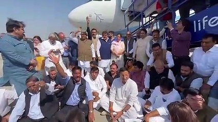 रायपुर आ रहे पवन खेड़ा को पुलिस ने दिल्ली एयरपोर्ट पर रोका, धरने पर बैठे कांग्रेसी नेता, देखें VIDEO