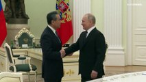 هل تمهد زيارة مسؤول صيني كبير إلى موسكو للقاء بين بوتين وشي جين بينغ؟