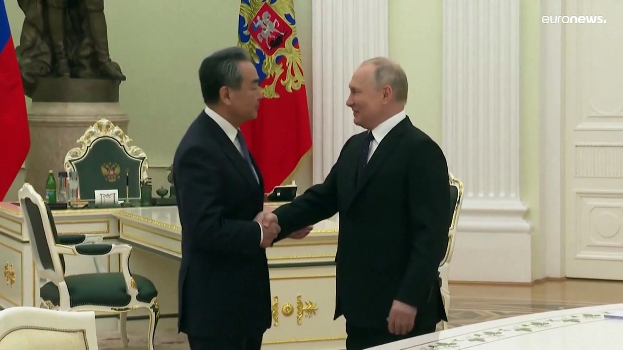 هل تمهد زيارة مسؤول صيني كبير إلى موسكو للقاء بين بوتين وشي جين بينغ؟