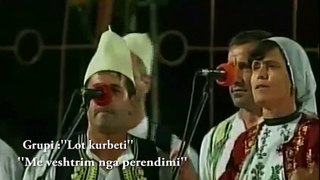 kenge labe - Nje kasolle mebtur shkrete .Festivali i Gjirokastres,2004