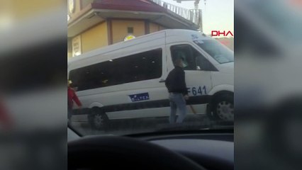 Korku dolu anlar! Okul servisine beyzbol sopasıyla saldırdı