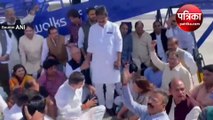 Video: पवन खेड़ा की गिरफ्तारी पर एयरपोर्ट पर कांग्रेस नेताओं का धरना-प्रदर्शन, BJP पर गंभीर आरोप