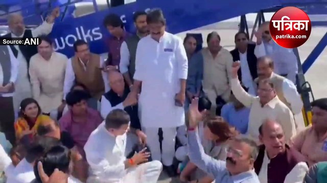 Video: पवन खेड़ा की गिरफ्तारी पर एयरपोर्ट पर कांग्रेस नेताओं का धरना-प्रदर्शन, BJP पर गंभीर आरोप