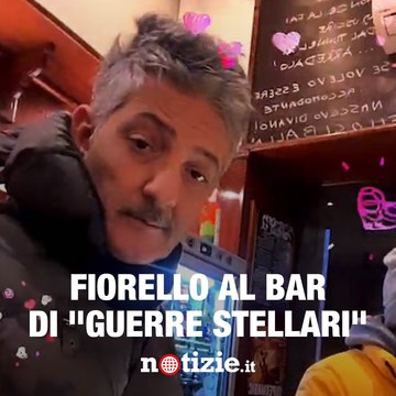 Fiorello al bar prima di andare in diretta su Rai 2: le divertenti gag all'alba