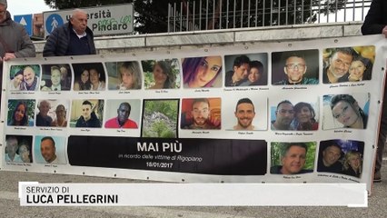 Sentenza Rigopiano, le foto delle vittime esposte in aula. I familiari: "Fiducia nel giudice"