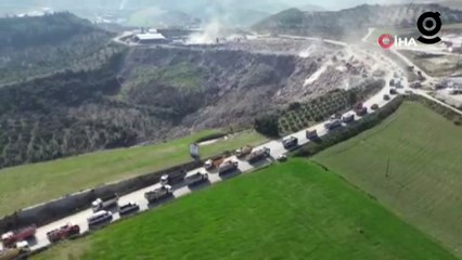 Enkaz taşıyan hafriyat kamyonlarının oluşturduğu kuyruk havadan görüntülendi