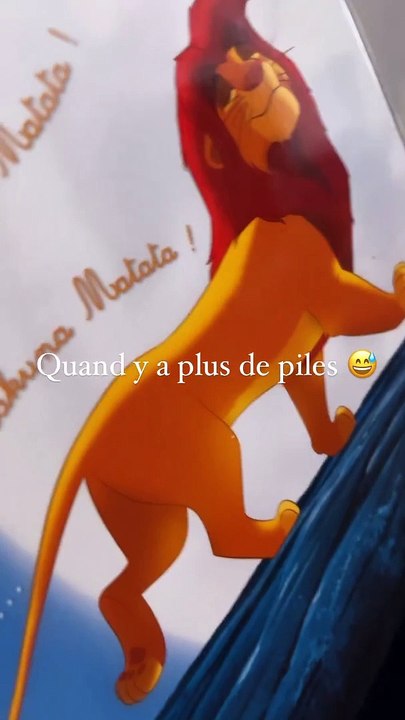 Lui chanter elle-même la chanson "Hakuna Matata" pour le plus grand bonheur du petit garçon visiblement ravi à entendre ses rires et gazouillis