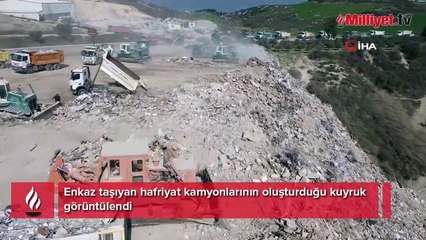 Enkaz taşıyan hafriyat kamyonlarının oluşturduğu kuyruk görüntülendi