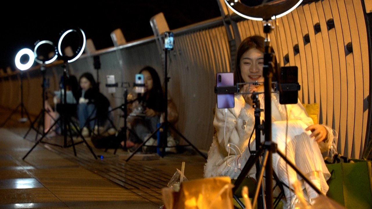 « Je peux gagner 7euros par jour» : en Chine, les streameurs s'agglutinent sur un pont pour gagner plus