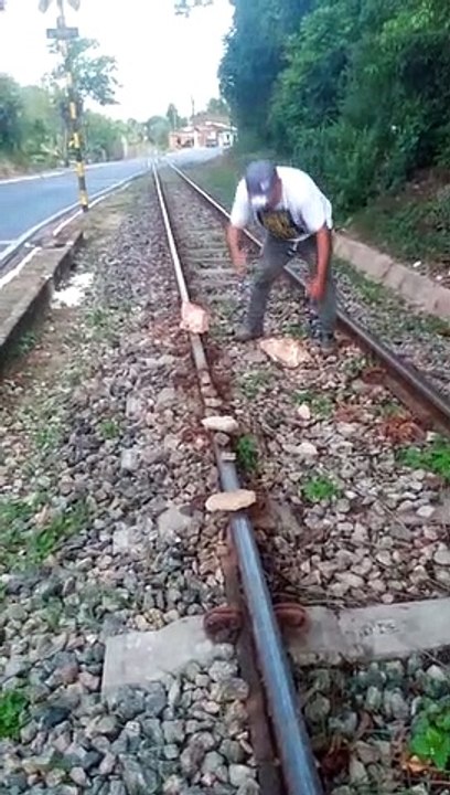 Homem denuncia ação de vândalos em trilhos de trem no bairro Fernão Velho