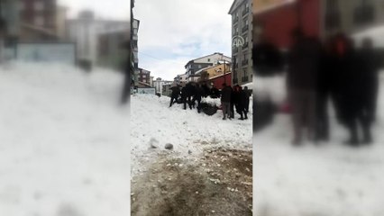 Çatıdan düşen kar kütlesi otomobili böyle parçaladı