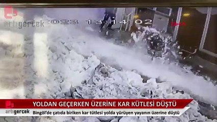 Kaldırımda üzerine kar kütlesi düştü