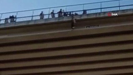 Viyadüğün korkuluklarına çıkan vatandaş aşağı atladı... O anlar kamerada