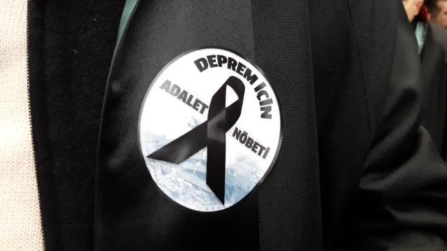 Avukatlar, 121'inci Adalet Nöbeti'ni Depremde Hayatını Kaybedenler İçin Tuttu: Er Yada Geç Sorumluların Yargılanmasını Sağlayacağız