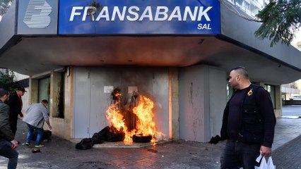 بعد الحكم بسداد وديعتي زبونين نقدا.. تجدد الاحتجاجات المطالبة بالودائع المحتجزة لدى المصارف اللبنانية