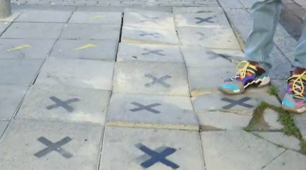 Tuvieron que pintar losas deterioradas en Bogotá para evitar accidentes