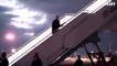 Le Président américain Joe Biden chute une nouvelle fois dans les escaliers en montant dans son avion en quittant la Pologne, relançant les interrogations sur sa santé