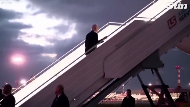 Le Président américain Joe Biden chute une nouvelle fois dans les escaliers en montant dans son avion en quittant la Pologne, relançant les interrogations sur sa santé