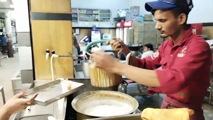 जैसे-जैसे गहराती है रात, खनकने लगते हैं चाय के प्याले