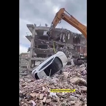 Depremden sağlam kurtulan araç kepçe operatörü tarafından enkaza döndü