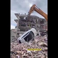 Depremden sağlam kurtulan araç kepçe operatörü tarafından enkaza döndü