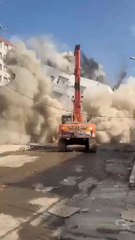 DİYARBAKIR'DA 8 KATLI BİNA YIKIM SIRASINDA ÇÖKTÜ, O ANLAR KAMERADA