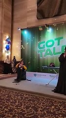 Menyanyikan lagu solo tira got talent