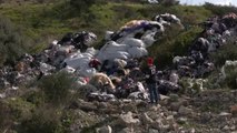 El Seprona y la Junta investigan un vertedero ilegal de restos textiles en el Cortijo Real de Algeciras