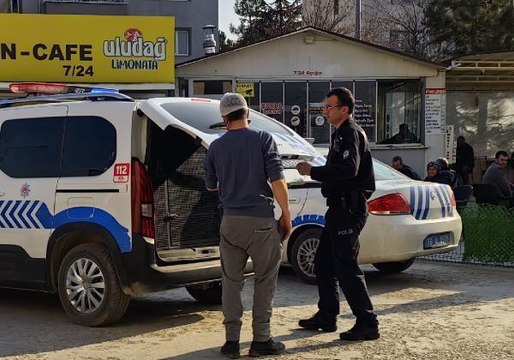 ALACAKLISINI TÜFEKLE VURDU, AMBULANS GELENE KADAR BAŞINDA BEKLEDİ