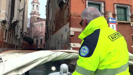 Venezia, a bordo di una idroambulanza durante la bassa marea eccezionale: le difficoltà dei soccorsi