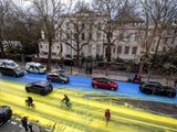 Rusya'nın Londra Büyükelçiliği'nin önündeki yol Ukrayna bayrağı renklerine boyandı