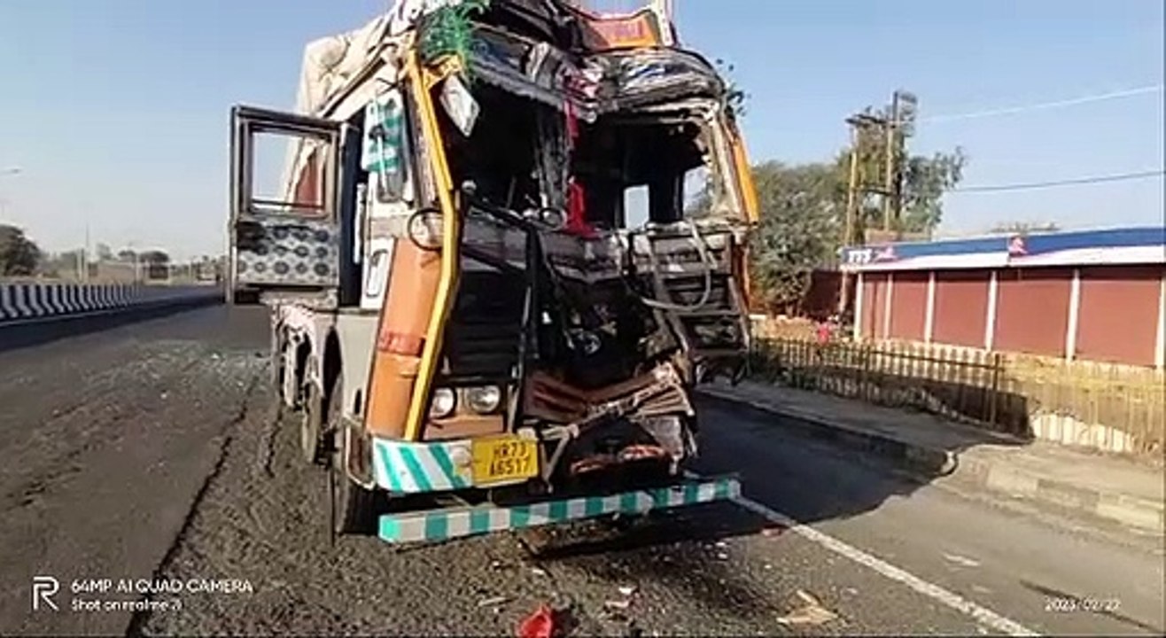सवारी उतारते समय बस को ट्रक ने मारी टक्कर, दो की मौत, 20 घायल