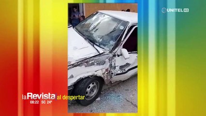 Conductor pierde el control y choca contra un poste de alumbrado público