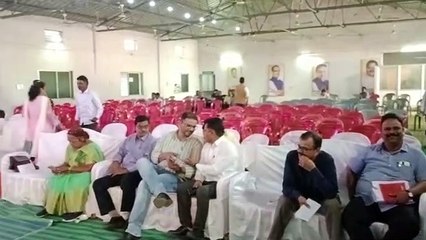 मुख्यमंत्री को सुनने बचीं खाली कुर्सियां
