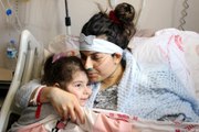 Depremde 2 çocuğunu kaybeden anne, hayatta kalan tek kızı ile hastanede buluştu! Miniğin ilk sözleri yürekleri yaktı