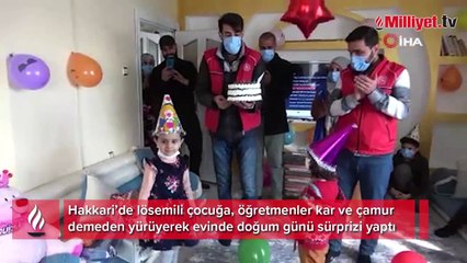 Öğretmenlerden lösemili çocuğa evinde doğum günü sürprizi