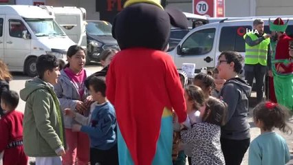 Çadırda kalan depremzede çocuklara moral