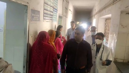 बुर्जुग ने कलक्टर के पांव पकड़कर कहा.... म्हारी सुनवाई करो साहब