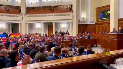 Ovación para Pedro Sánchez tras su intervención en el Parlamento de Ucrania.