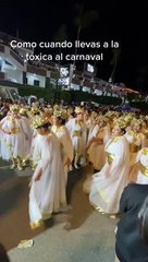 Novia golpea a bailarina de carnaval por intentar bailar con su pareja.