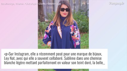 Karine Ferri sensuelle et décolleté en chemise blanche : en tenue légère au bord de l'eau, elle fait rêver