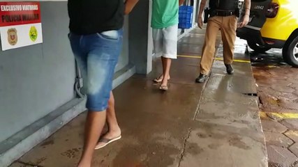 PM detém um homem com mandado de prisão em aberto e outro em posse de entorpecentes