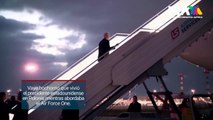 ¡Lo volvió a hacer! Biden se cae en las escaleras del Air Force One